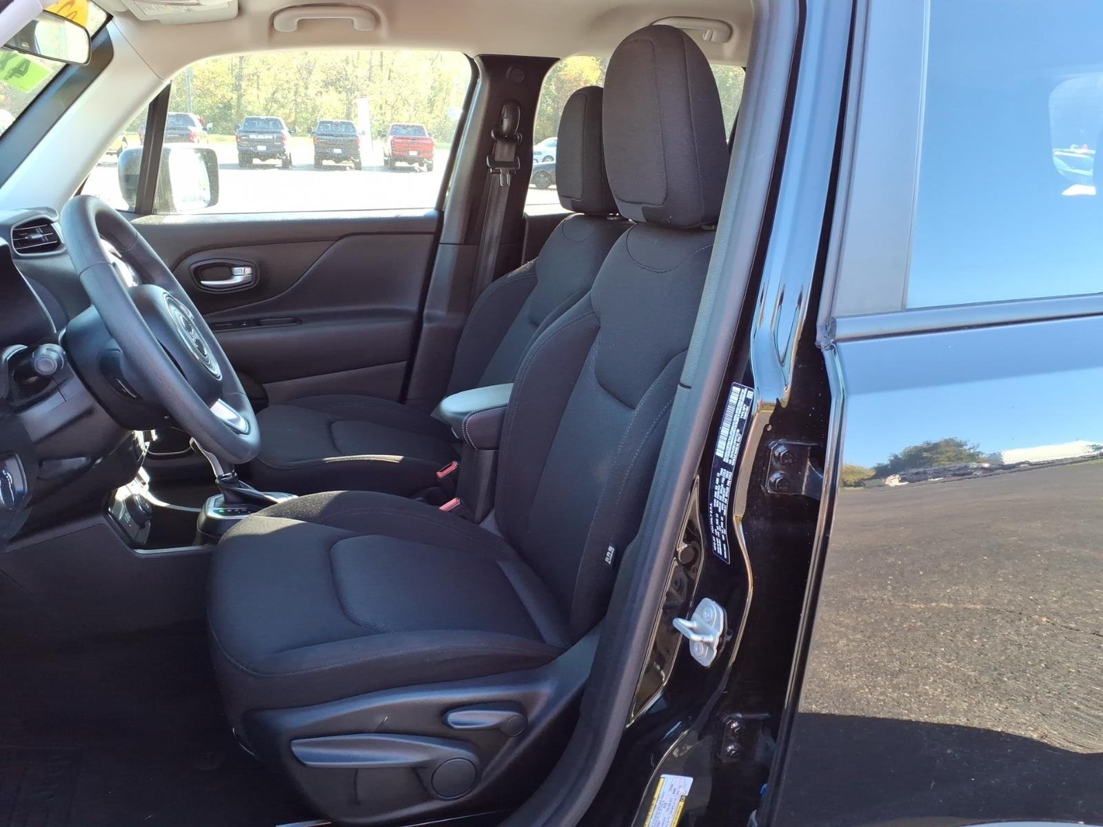Certified Used 2023  Jeep Latitude image 12