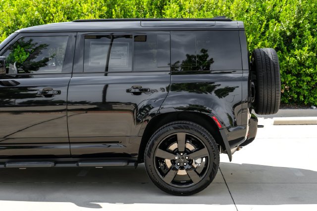 New 2026 Santorini Black Land Rover X-Dynamic SE image 16