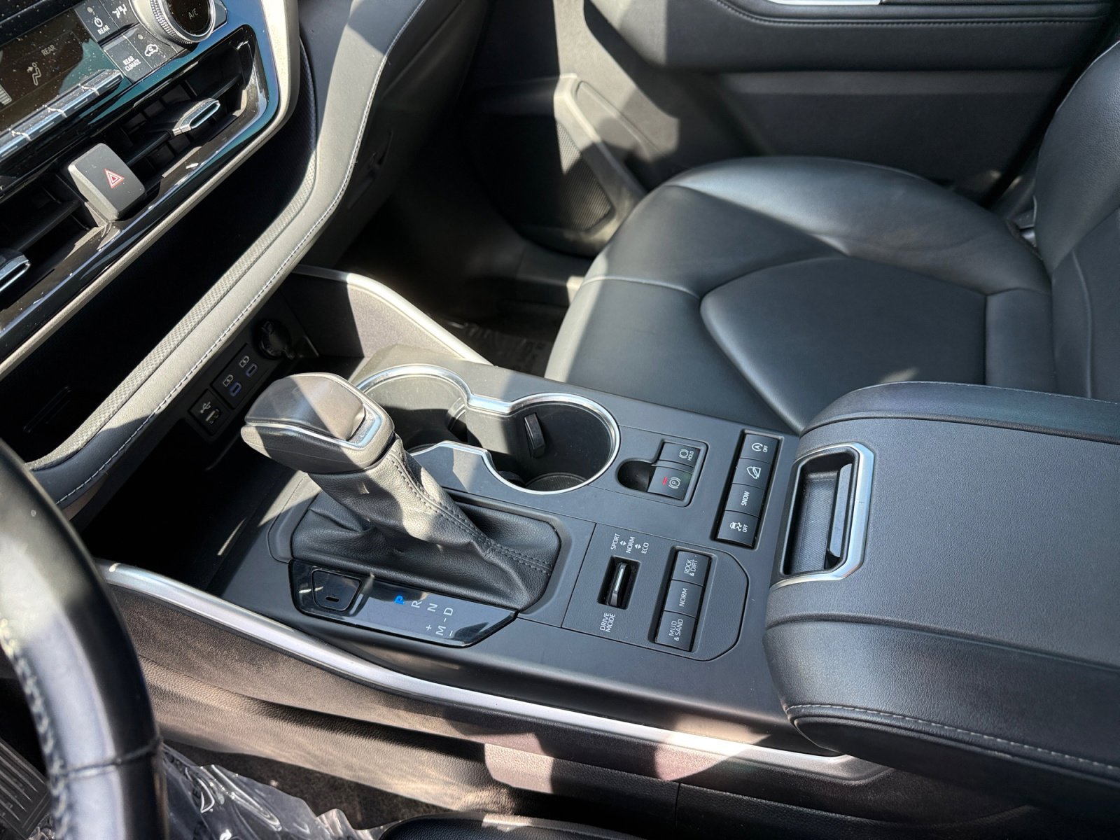 Used 2022 Midnight Black Metallic Toyota XLE image 13