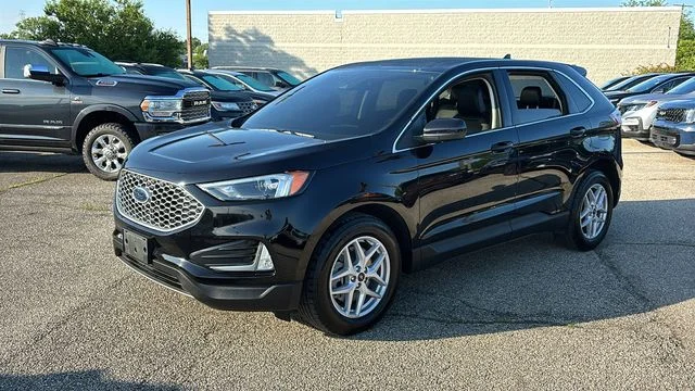Used 2024 Black Ford SEL image 2