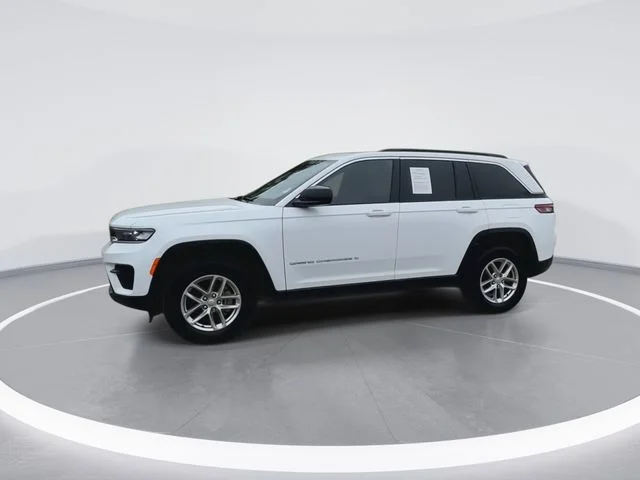 Used 2025 White/off-white Jeep Laredo X image 6