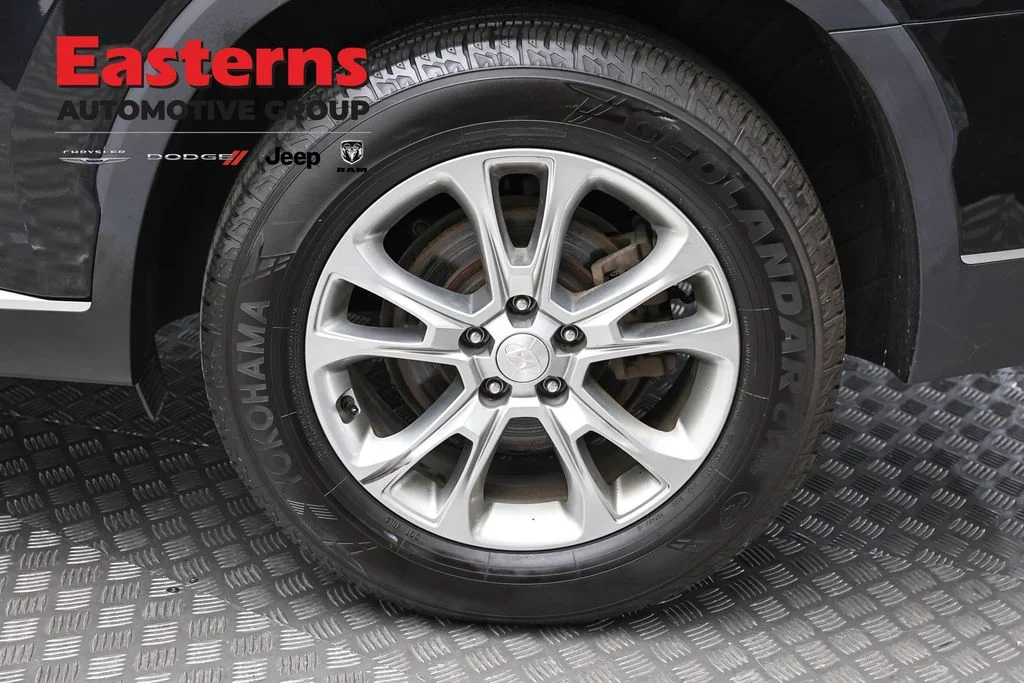 Used 2022 Black Hyundai SE image 10