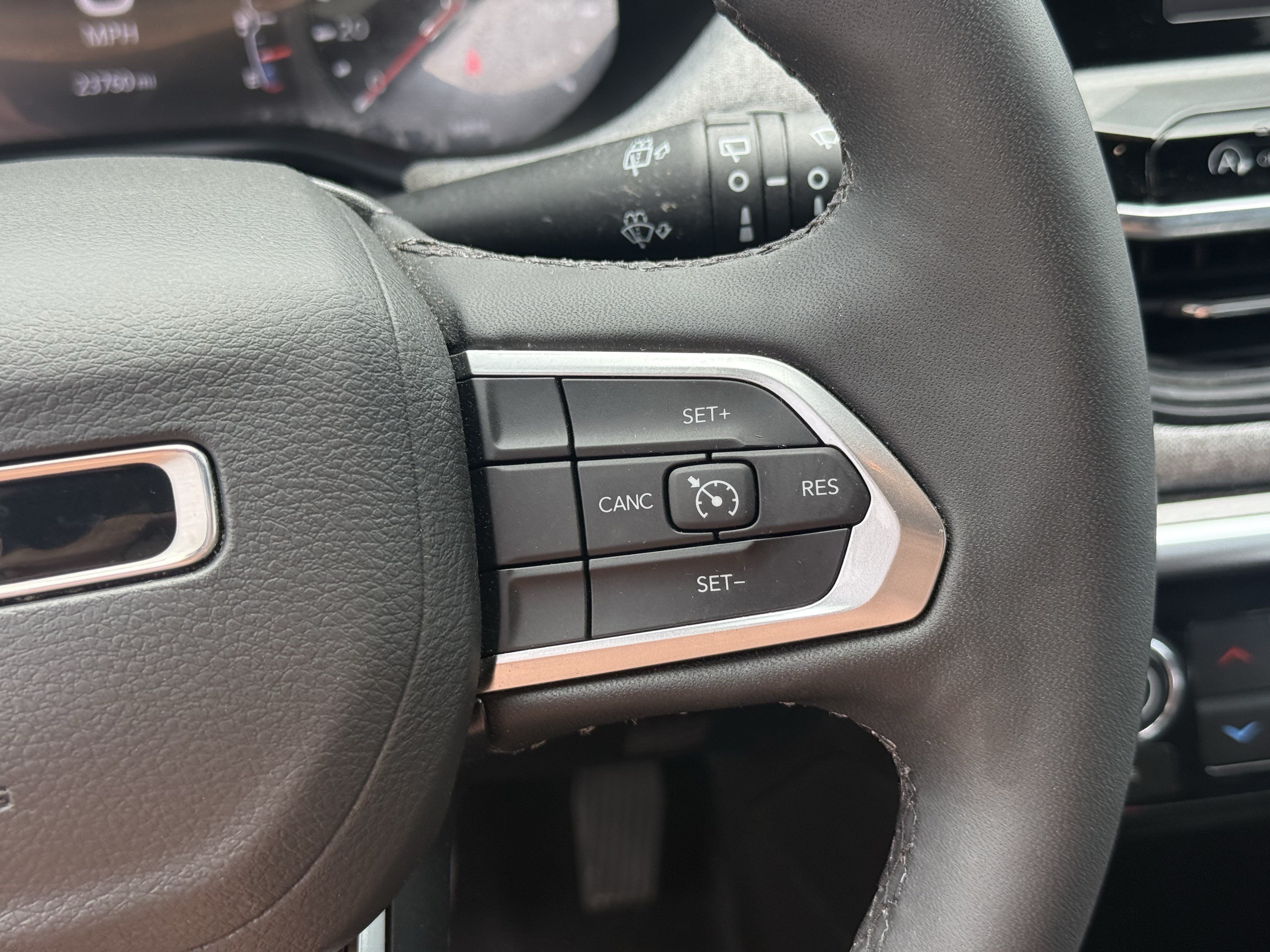 Used 2025 Diamond Black Crystal Pearlcoat Jeep Latitude image 17