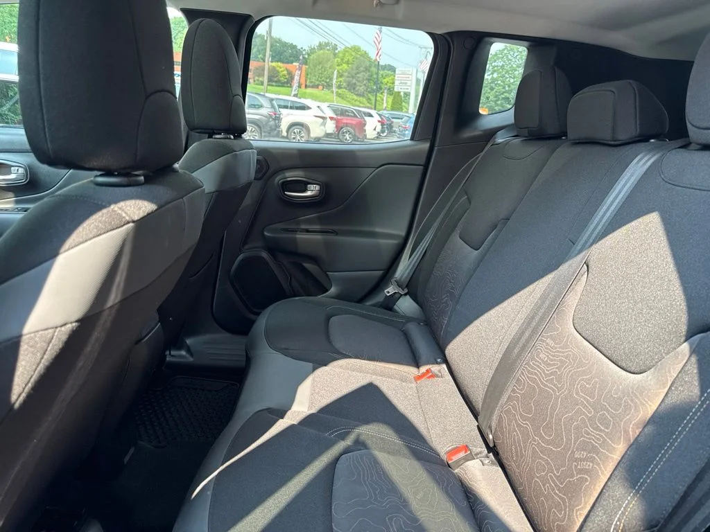 Used 2023 Black Jeep Latitude image 12
