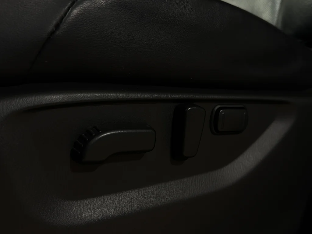 Used 2021 Super Black Nissan SL image 10