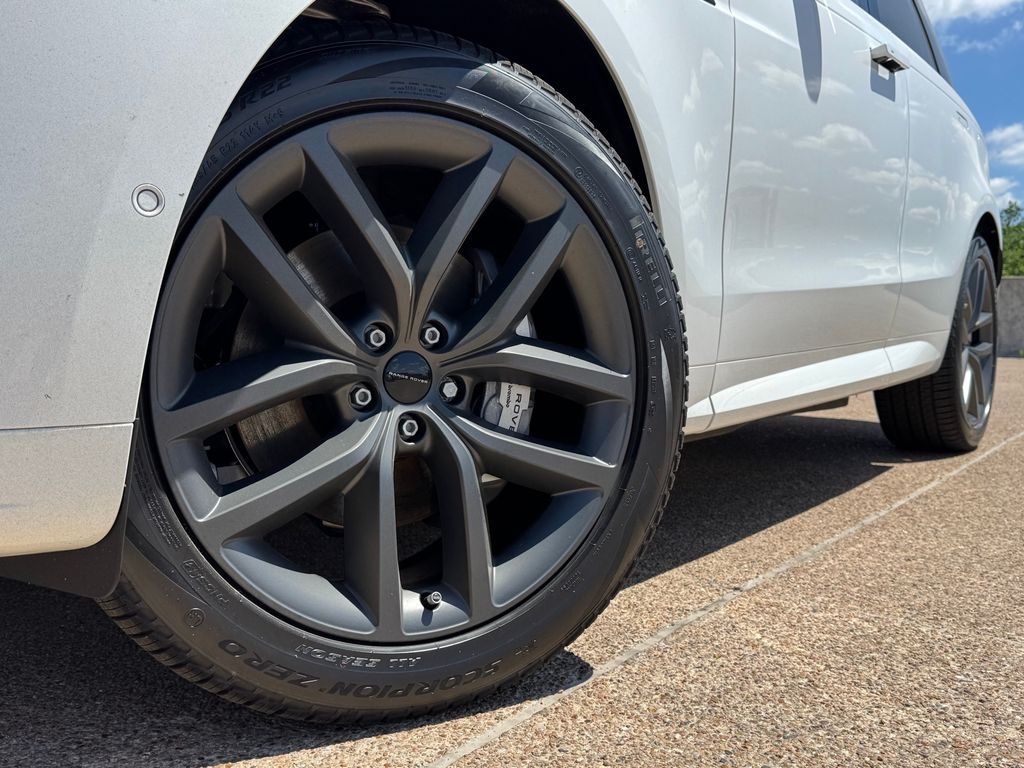 New 2026 Fuji White Land Rover Dynamic SE image 2