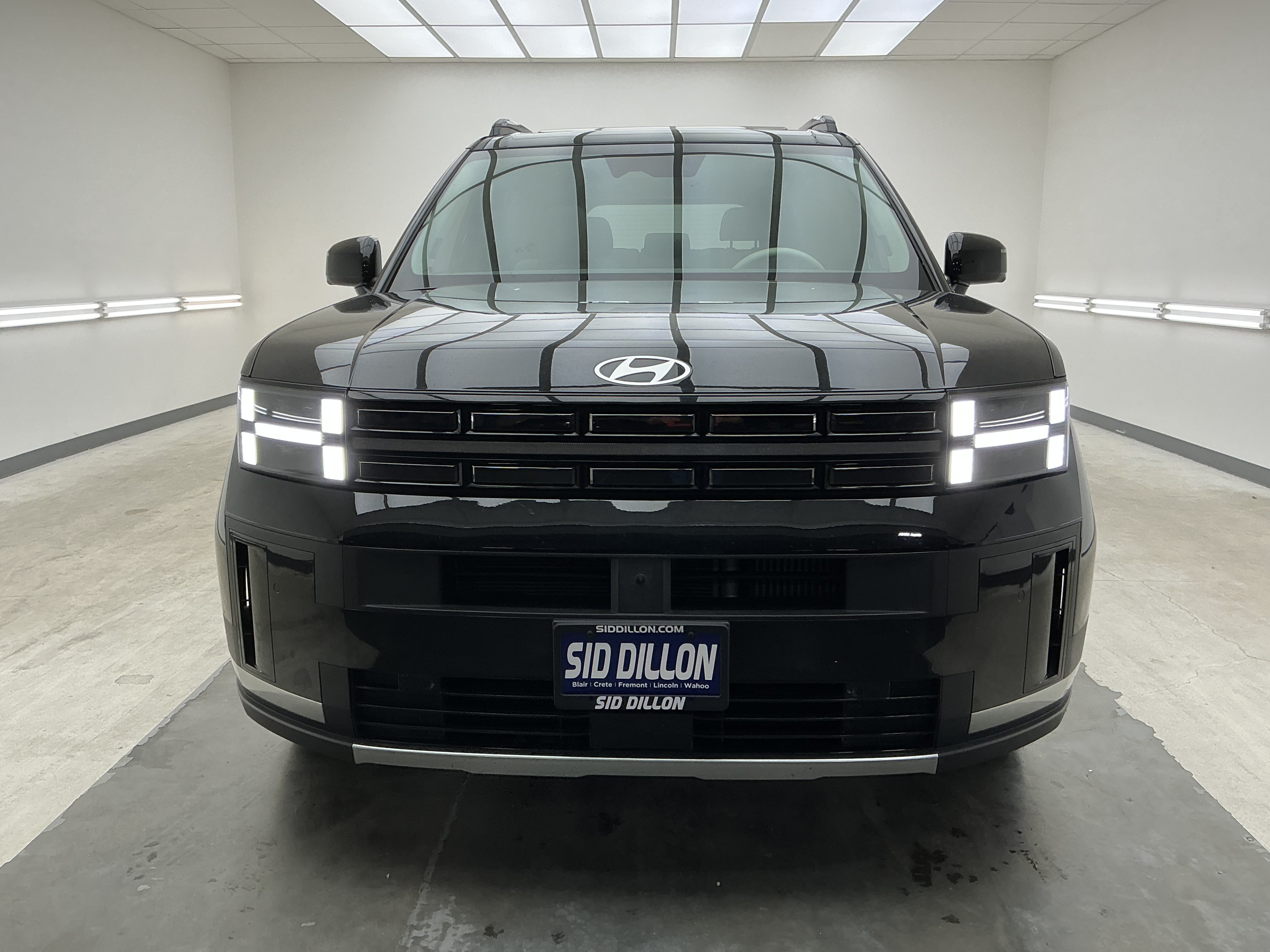 Used 2024 Phantom Black Hyundai Limited image 2
