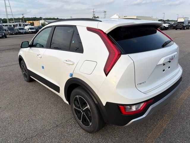 New 2026 Snow White Pearl Kia LX image 5