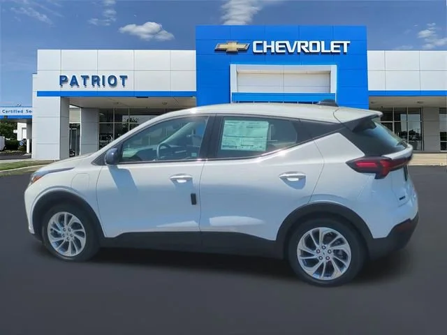 New 2027 Summit White Chevrolet LT image 8