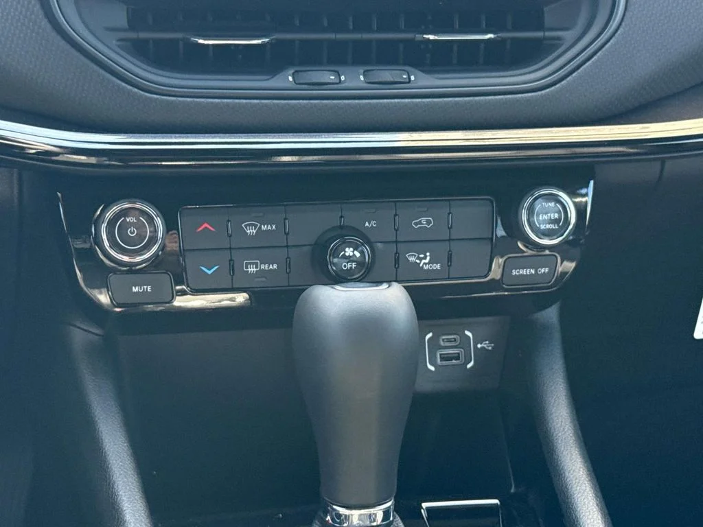 New 2026 White Jeep Latitude image 16