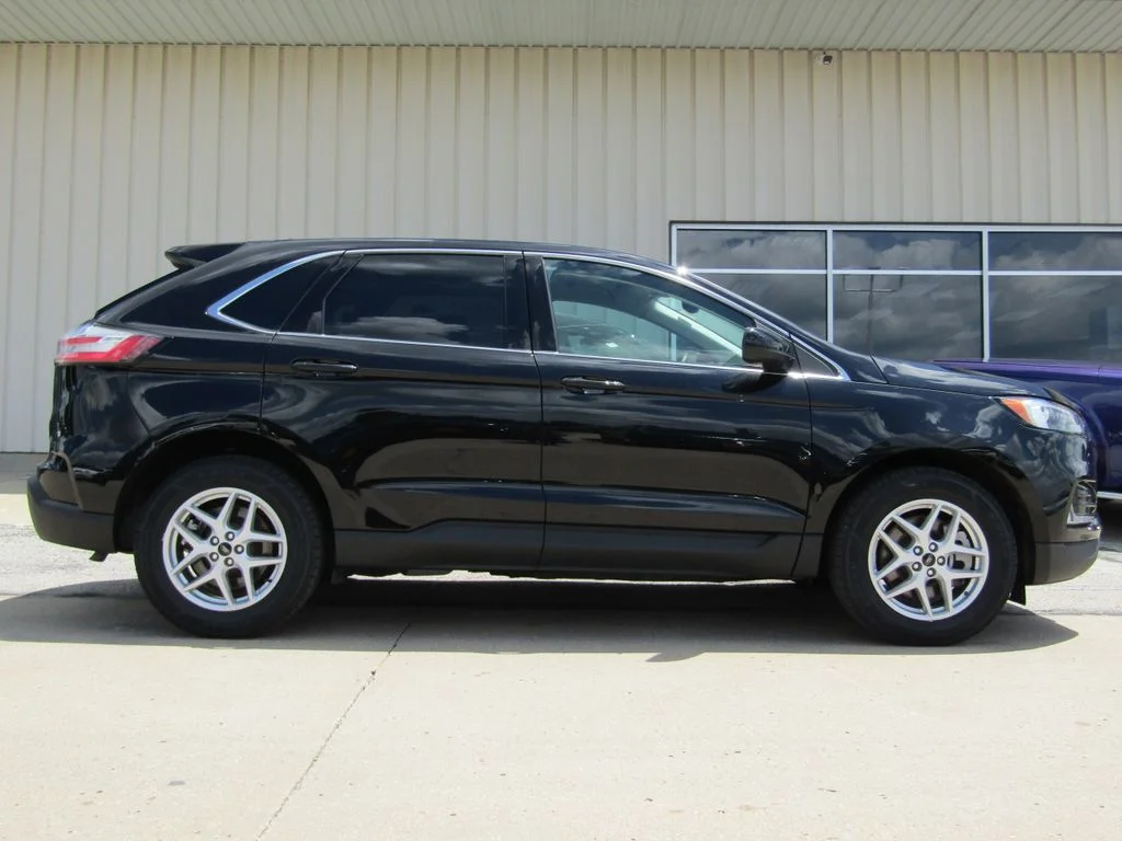 Used 2024 Black Ford SEL image 2