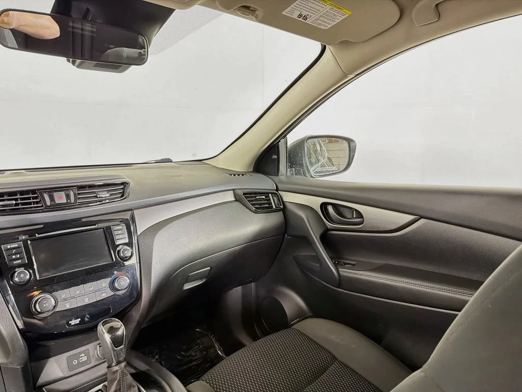Used 2021  Nissan S image 20