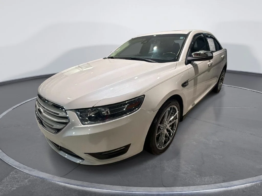 Used 2018 White Ford Limited image 3