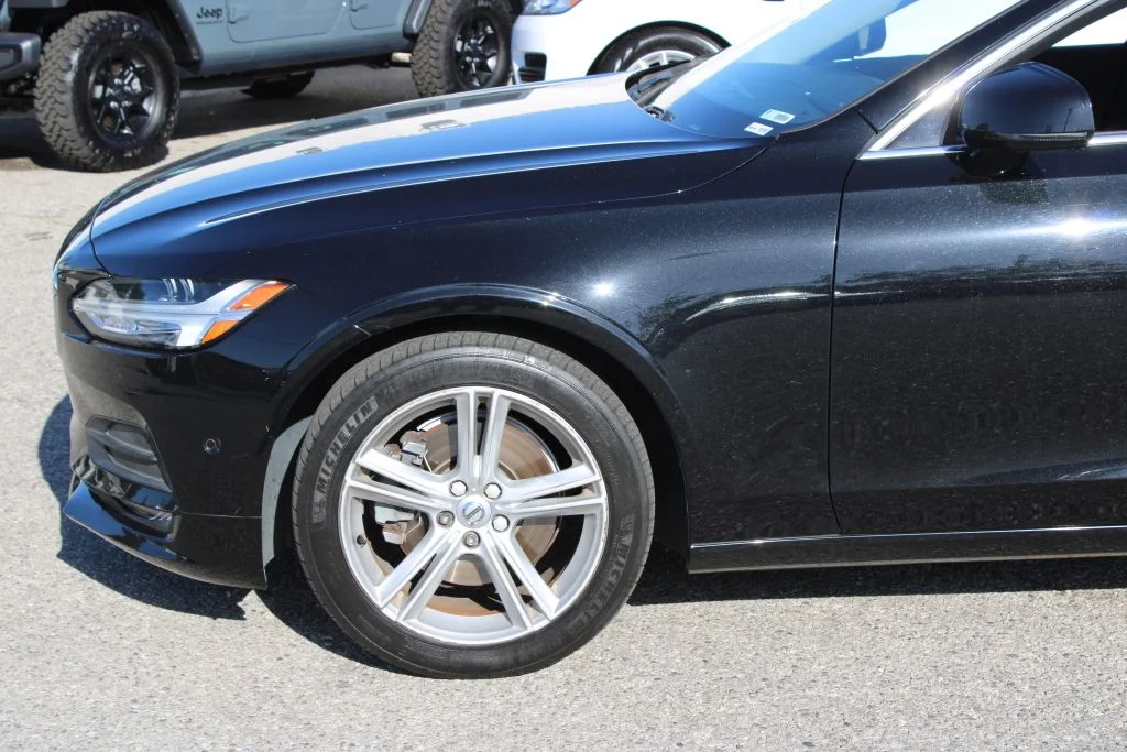 Used 2018 Black Volvo T5 Momentum image 7