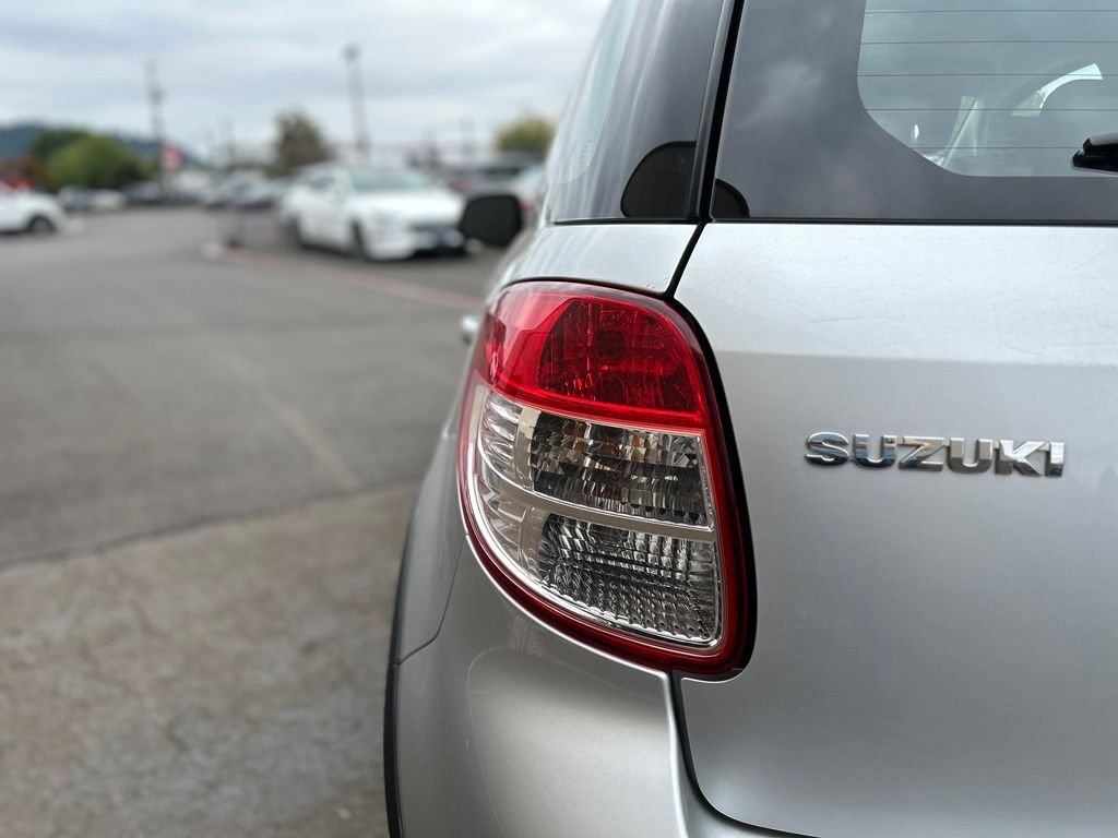 Used 2011 Silver Suzuki Premium image 8