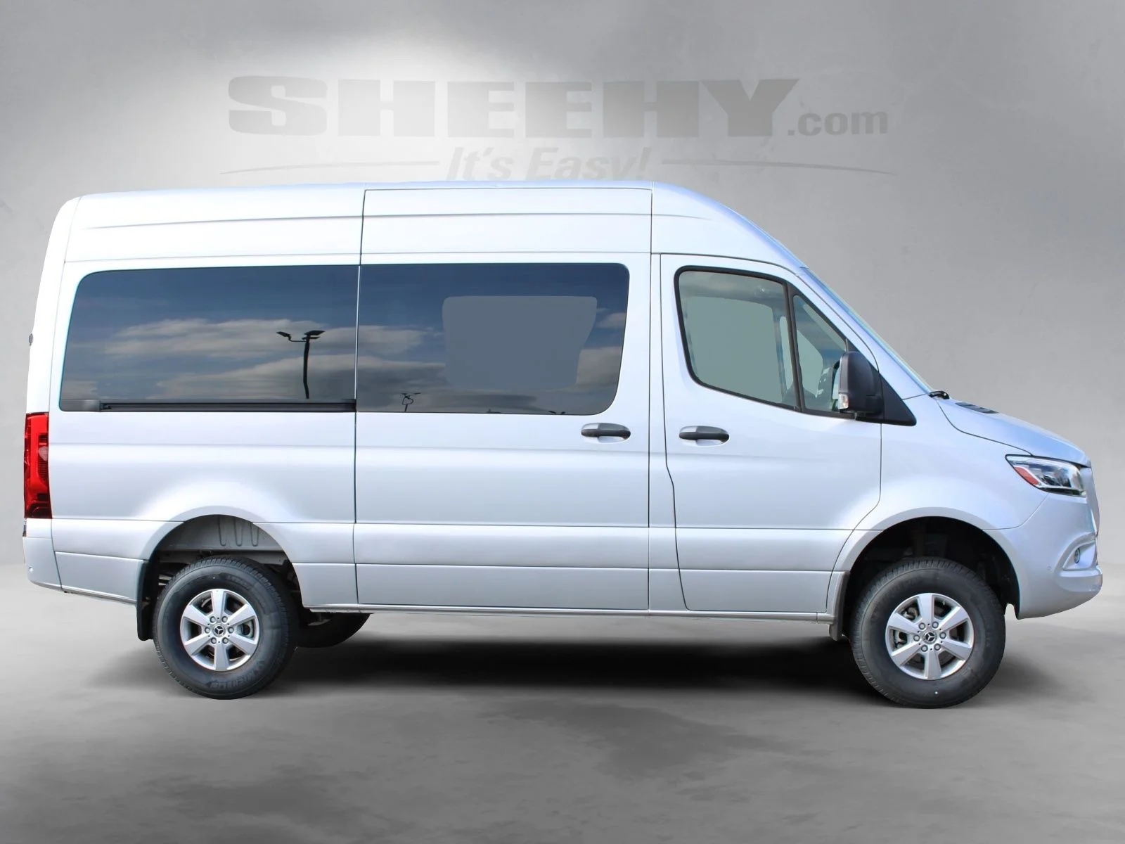 Used 2022  Mercedes-Benz Crew 144 WB image 9