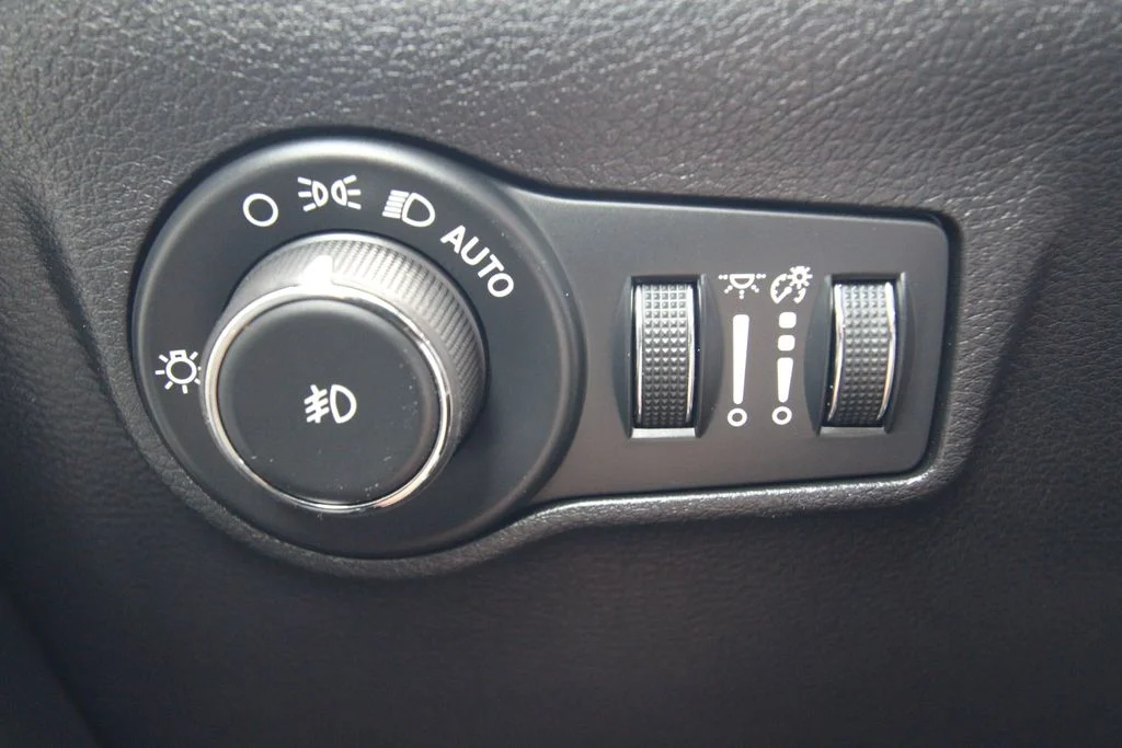 Used 2024 Silver Zynith Jeep Limited image 21