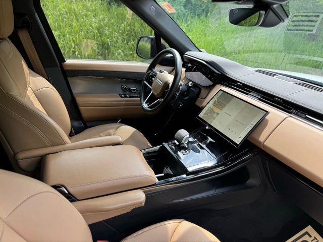 Certified Used 2025 Fuji White Land Rover SE image 18