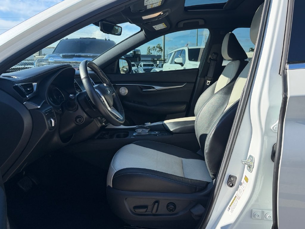 Used 2025 White INFINITI ESSENTIAL image 10