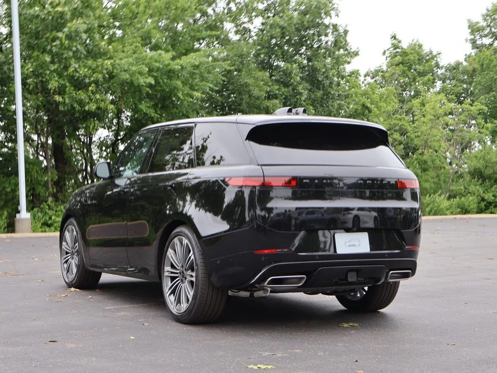 New 2026 Santorini Black Metallic Land Rover Dynamic SE image 5