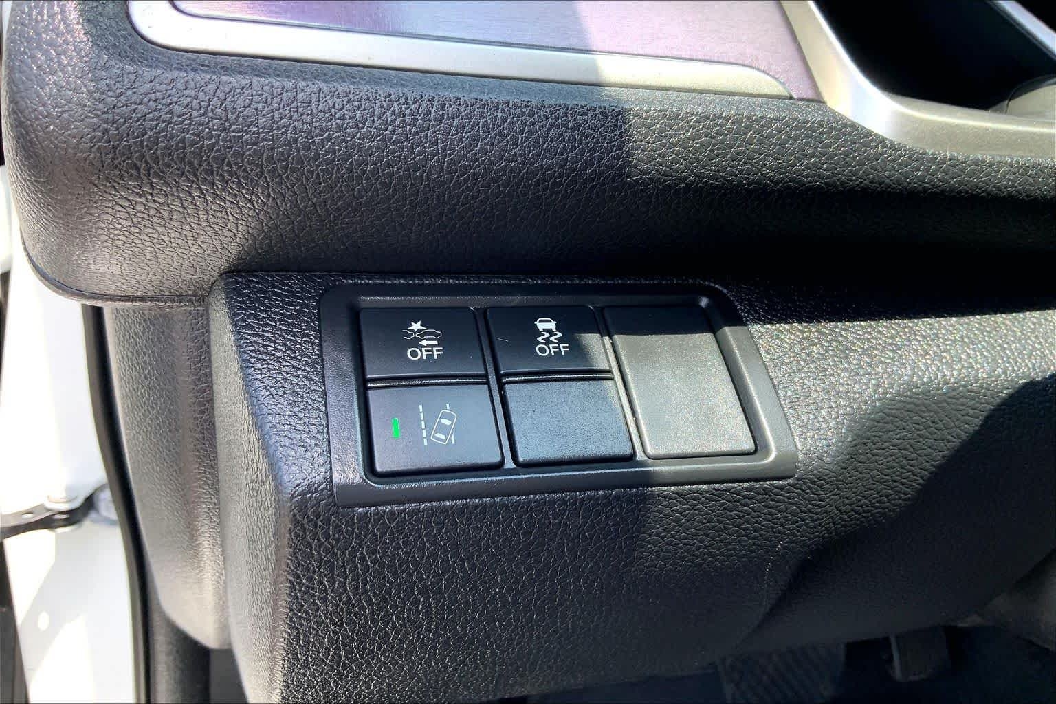 Used 2017 Lunar Silver Metallic Honda Touring image 28
