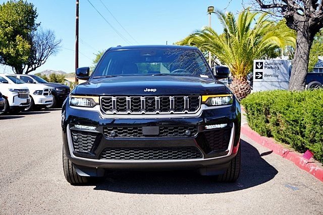 New 2026 Diamond Black Crystal Pearl-Coat Exterior Paint Jeep Limited image 5