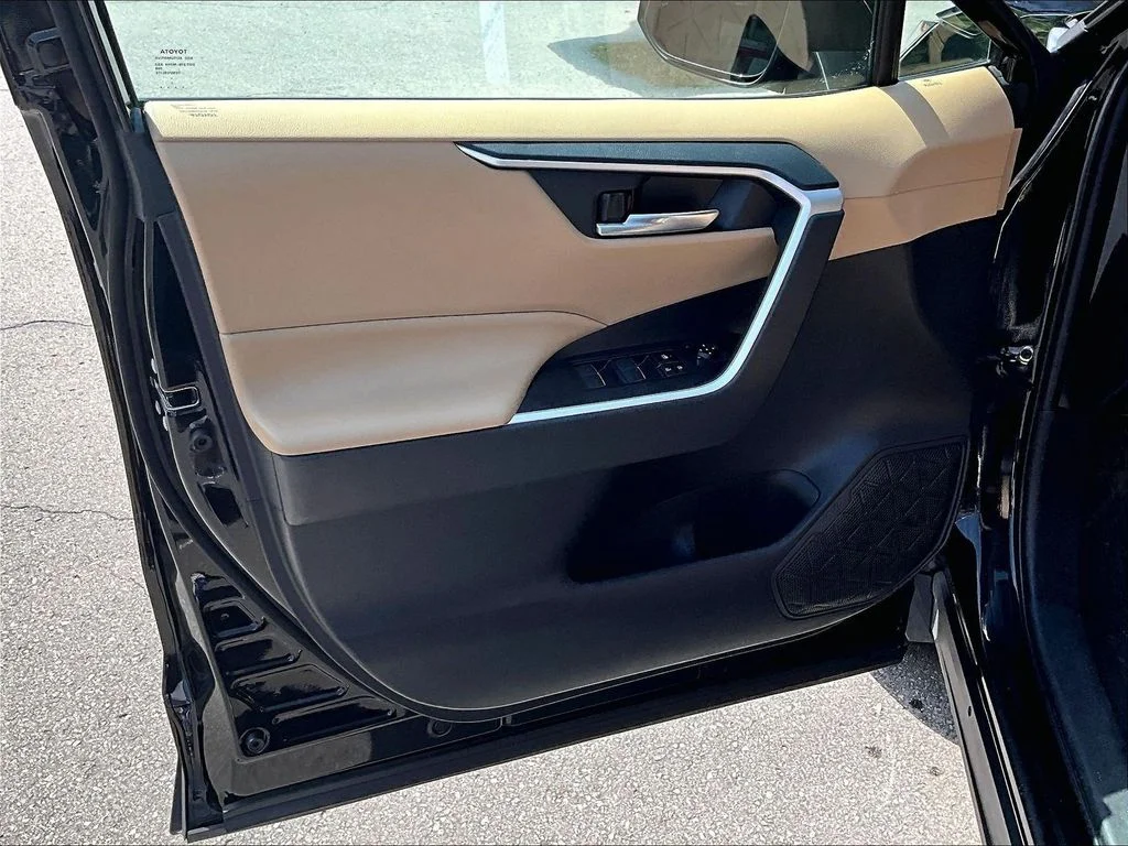 Used 2022 Black Toyota XLE image 9
