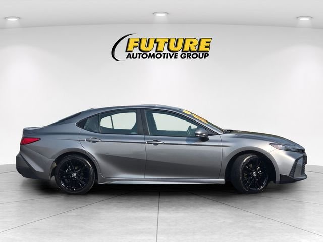 Used 2025  Toyota SE image 3