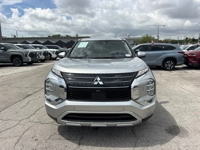 Used 2023 White Mitsubishi SE image 8