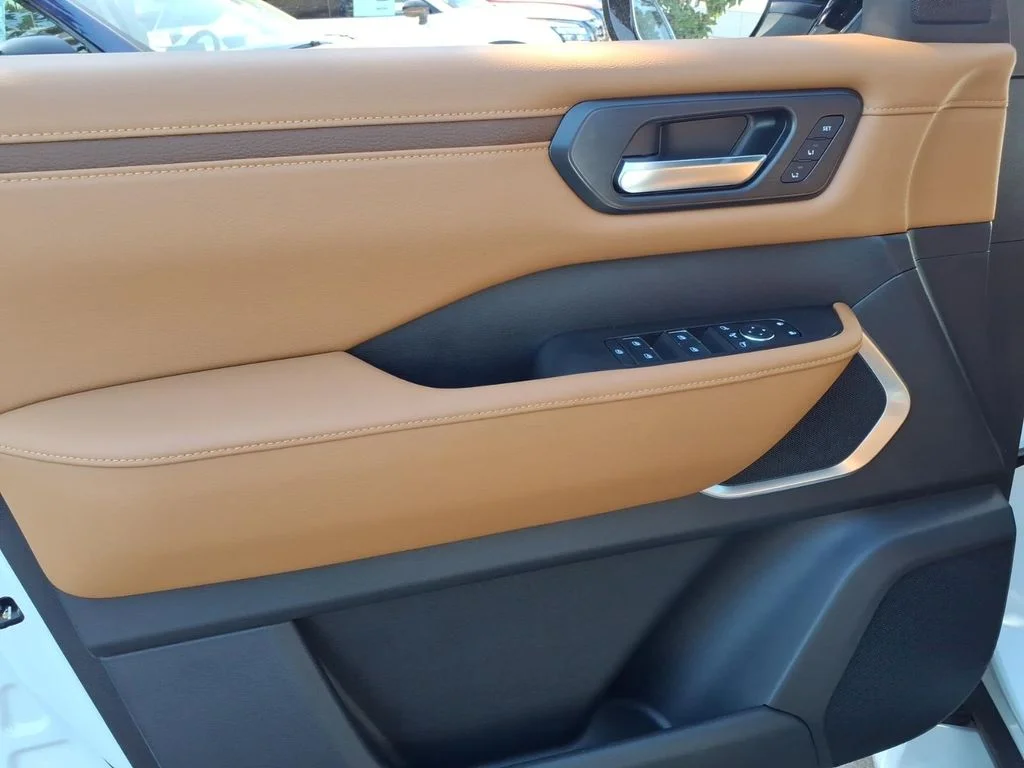 New 2026 Everest White TriCoat / Super Black Two-tone Nissan Platinum Reserve image 18