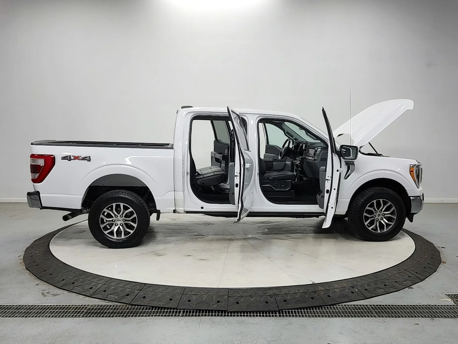 Used 2021 White Ford Lariat image 16