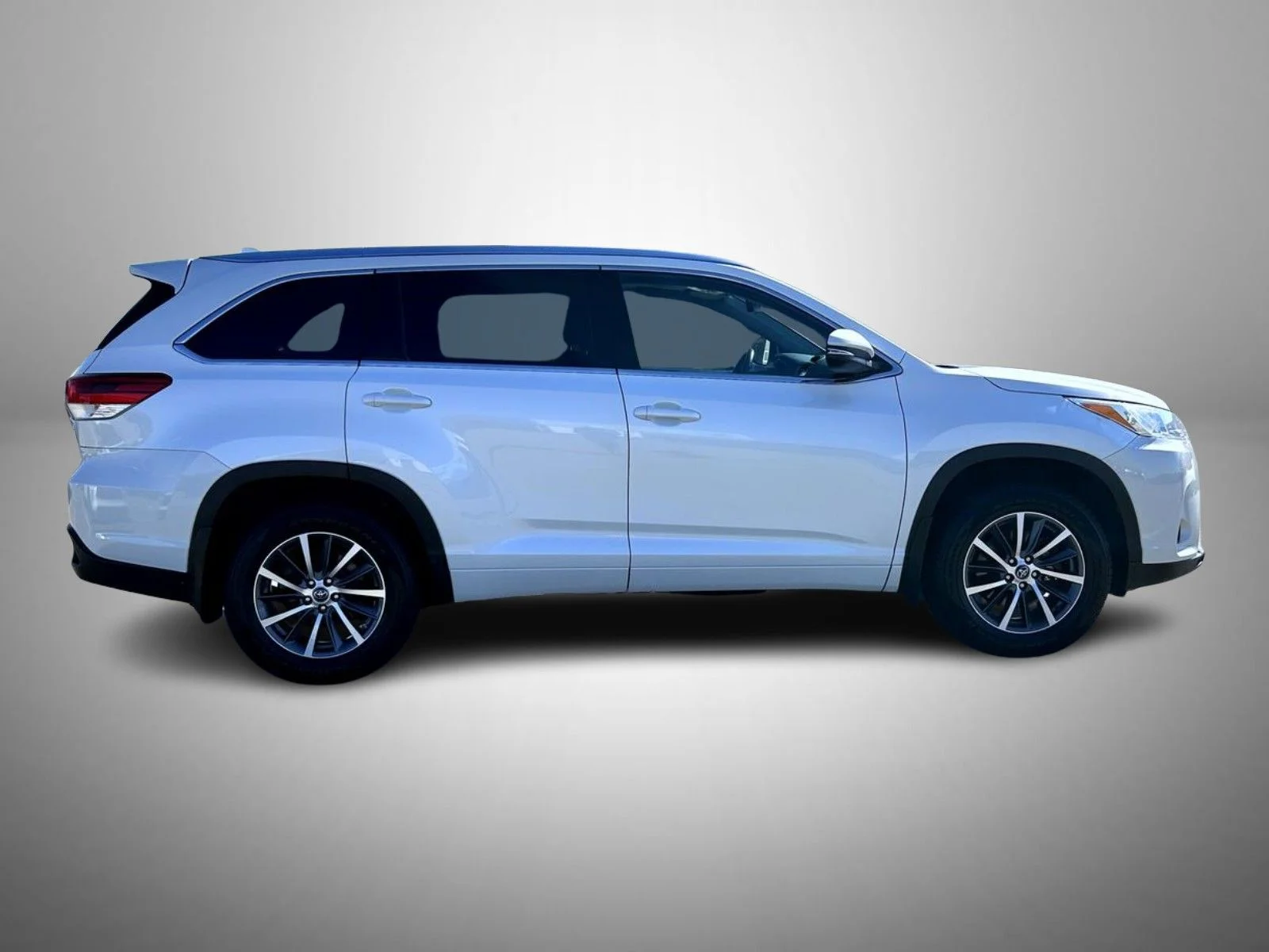 Used 2017 White Toyota XLE image 4