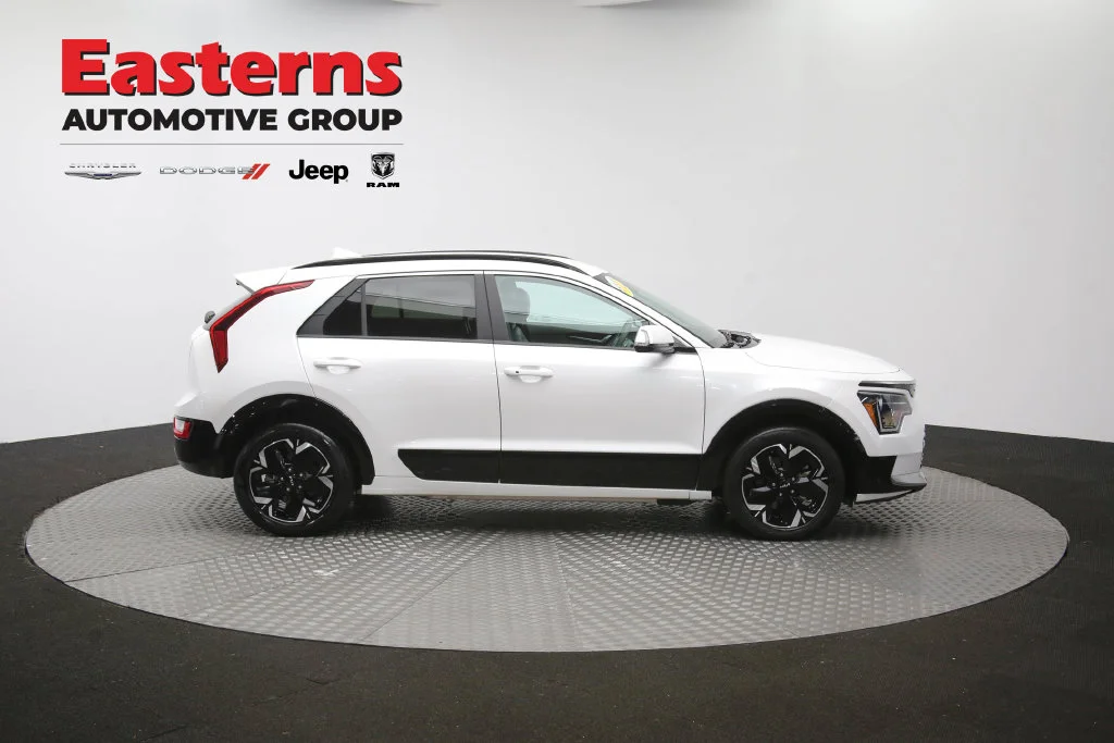 Used 2023 White Kia Wind image 40