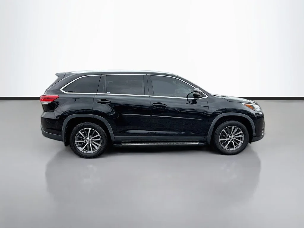 Used 2019 Black Toyota XLE image 4