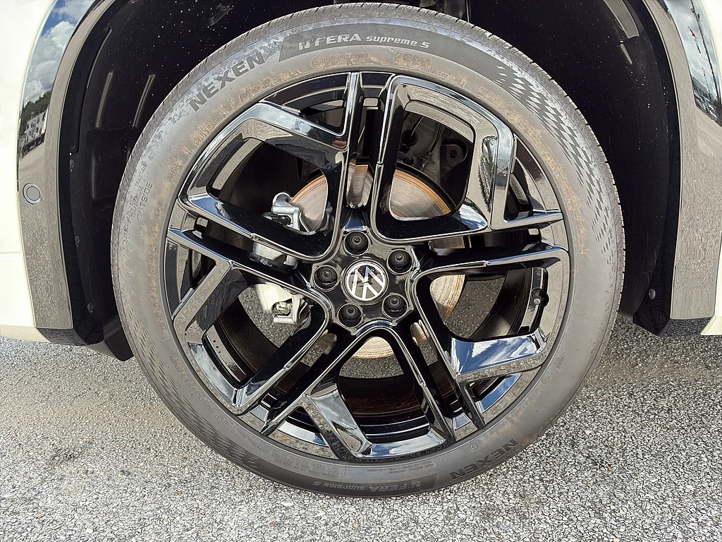 New 2026  Volkswagen SE R-Line Black FWD image 9