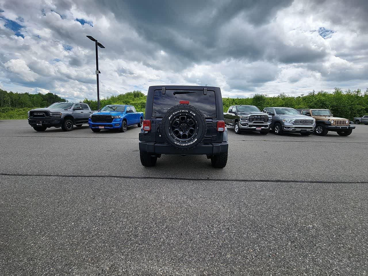 Used 2017  Jeep Sahara image 7