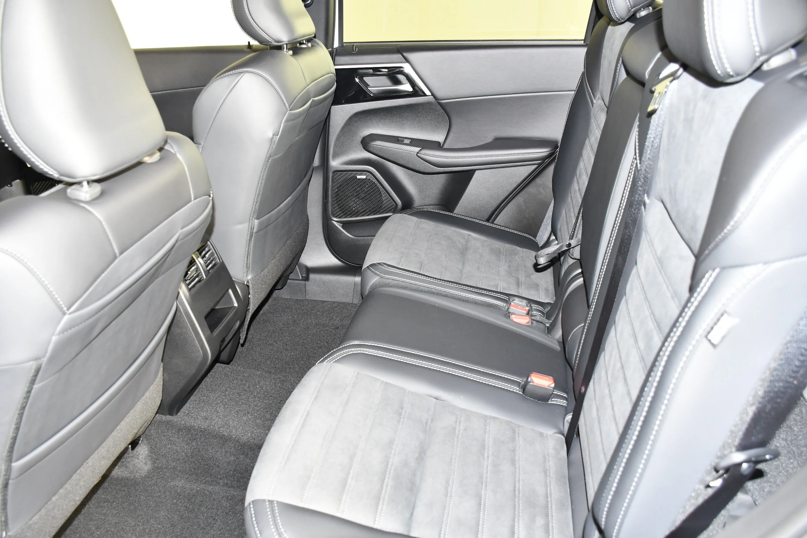 New 2026 White Diamond/Black Roof Mitsubishi Trail Edition image 15