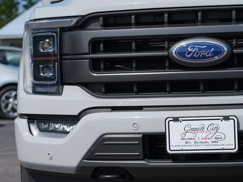 Used 2023  Ford Lariat image 9