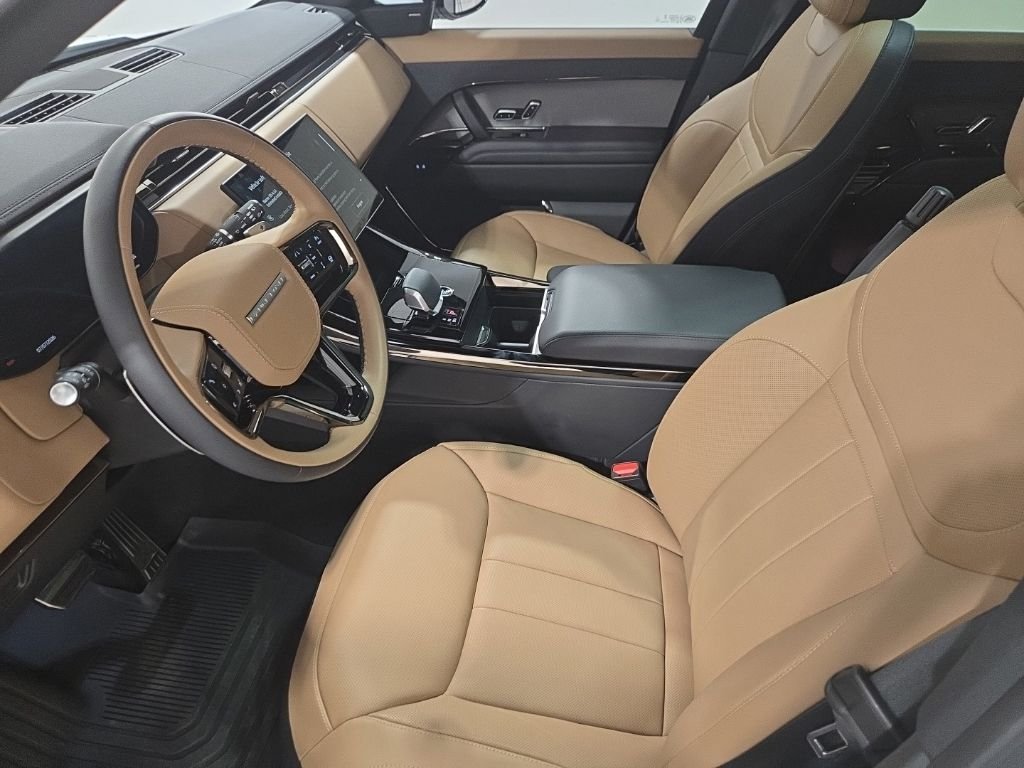 Used 2025 Fuji White Land Rover Dynamic SE image 18