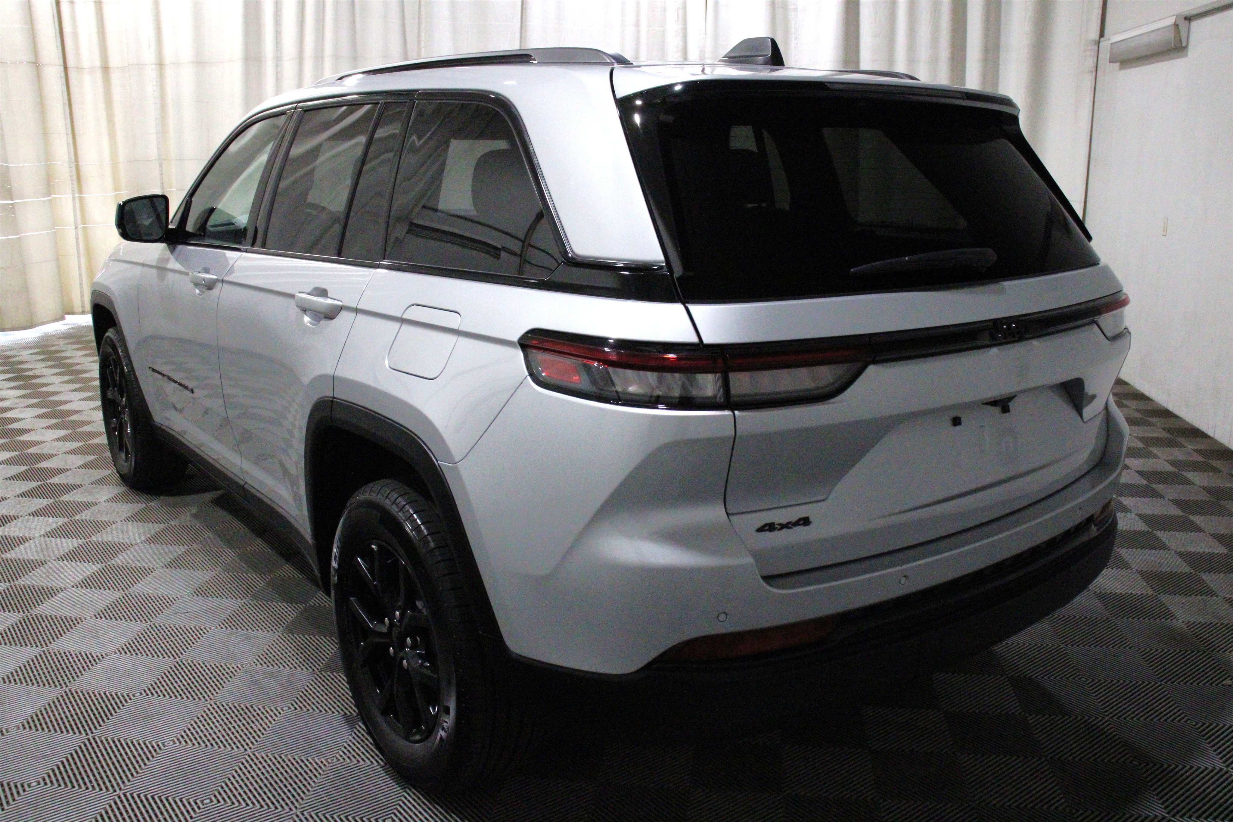 Used 2025 Silver Zynith Jeep Altitude image 35