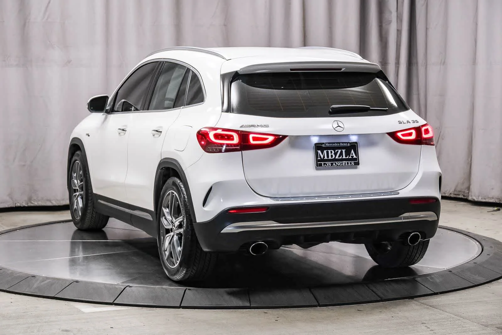 Imagen 2 del Mercedes-Benz AMG® GLA 35 de 2023 de segunda mano certificado, color blanco polar