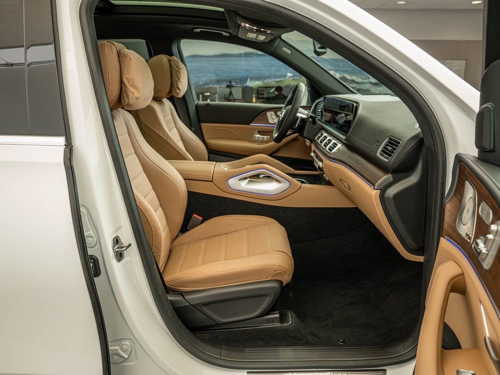 New 2026 MANUFAKTUR Moonlight White Metallic Mercedes-Benz GLS 580 image 38