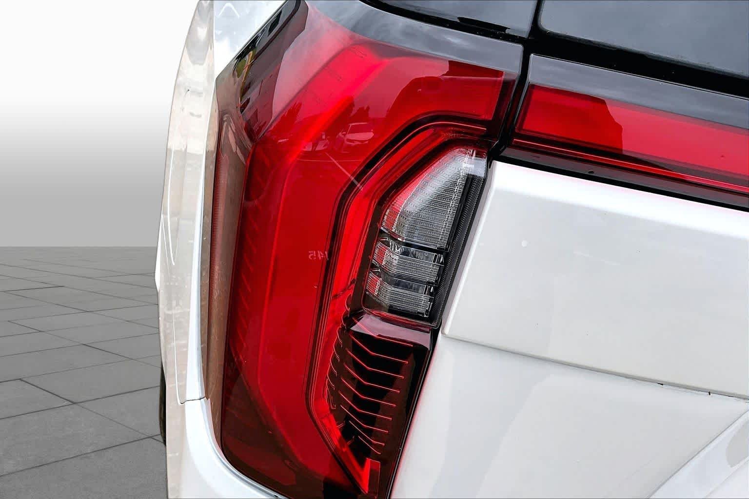 Used 2025 White Frost Tricoat GMC Denali image 29