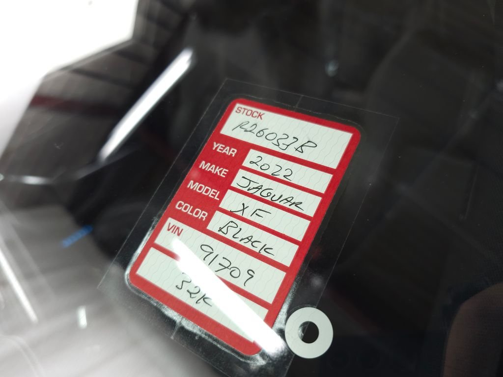 Used 2022  Jaguar R-Dynamic SE image 38