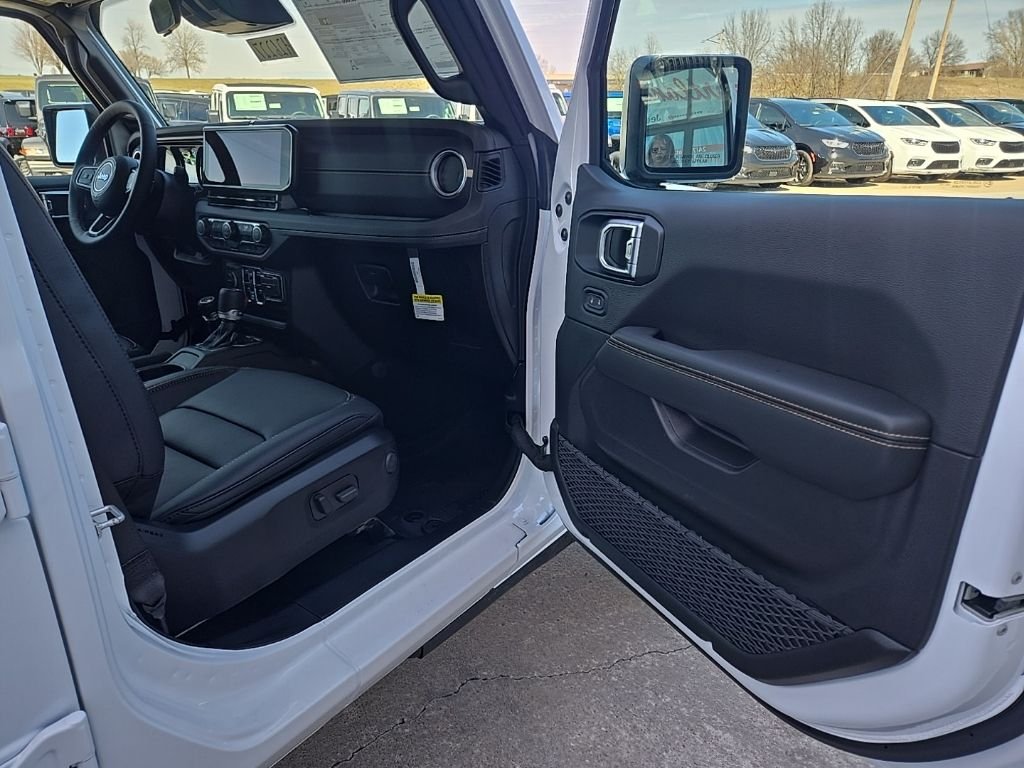 New 2026 Bright White Clear-Coat Exterior Paint Jeep Sahara image 72