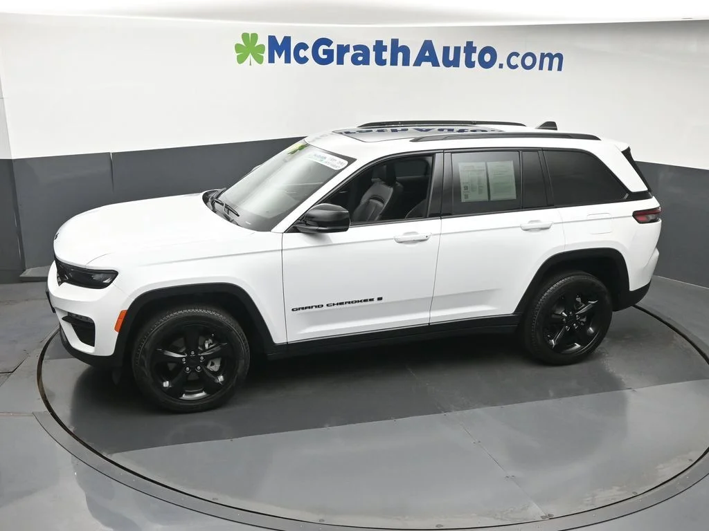 Used 2025 White Jeep Limited image 28