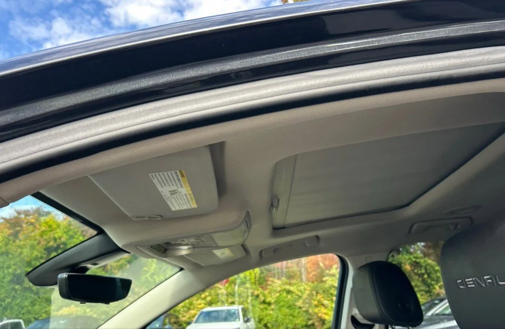 Used 2022 Green GMC Denali image 9