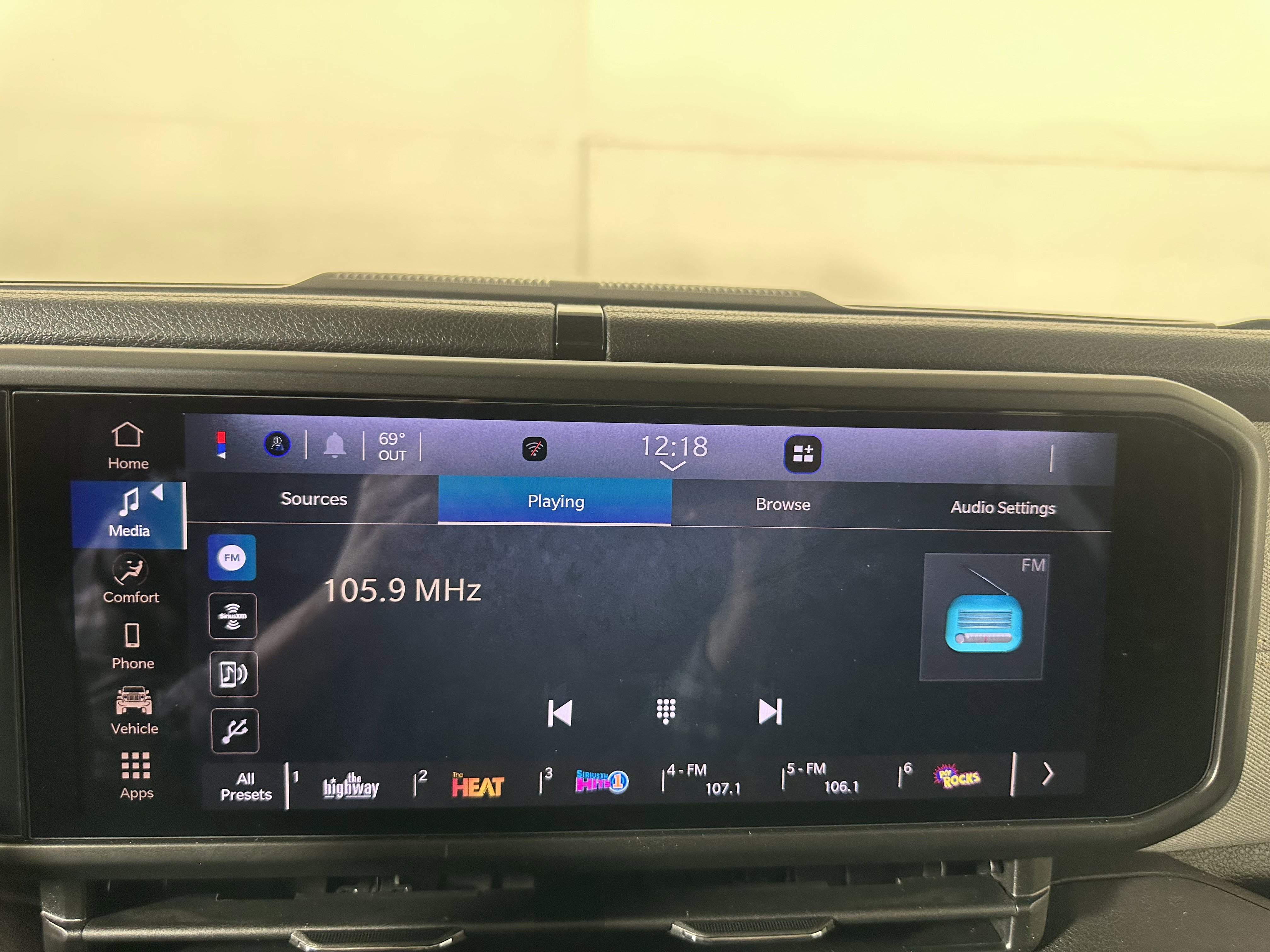 2025 Jeep Gladiator Sport S photo 3