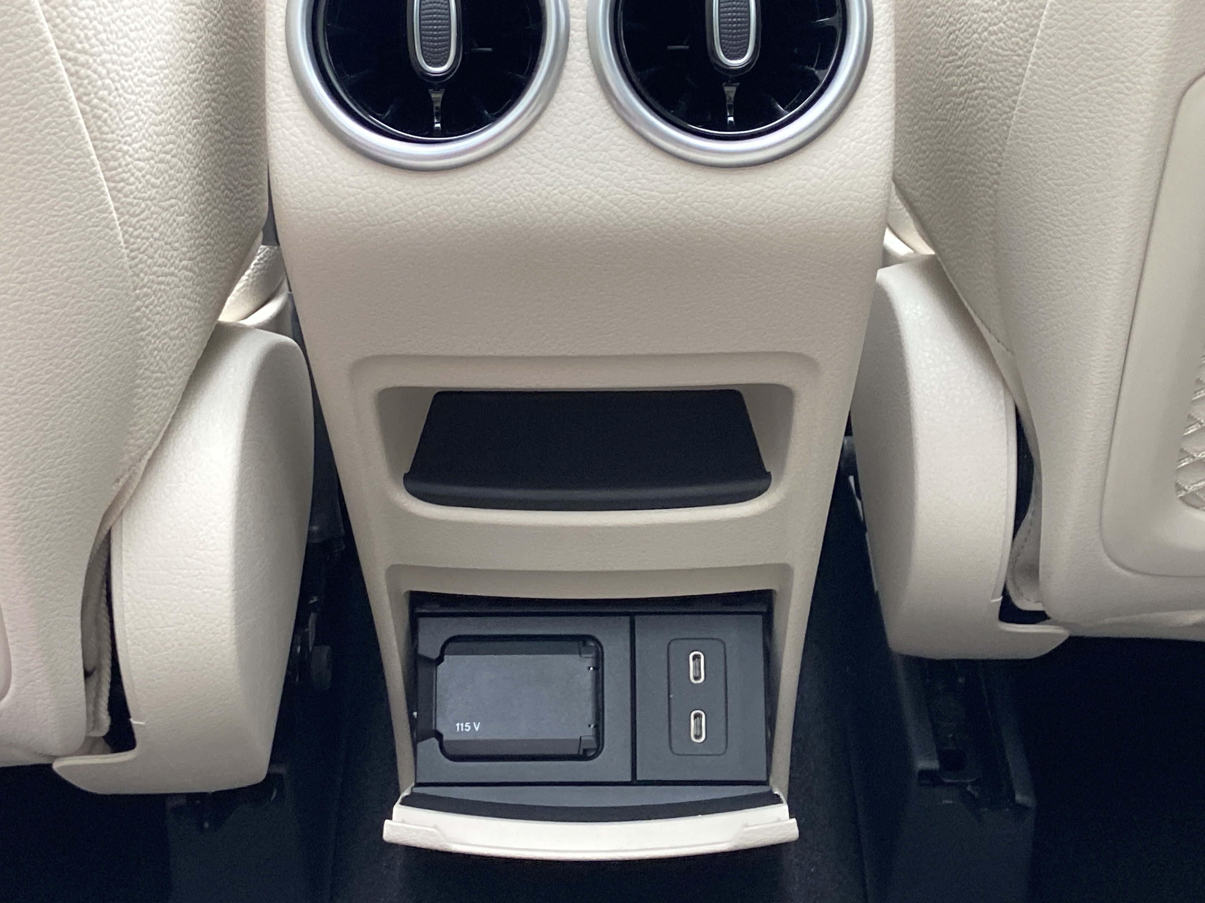 New 2026 Polar White Mercedes-Benz GLB 250 SUV image 37