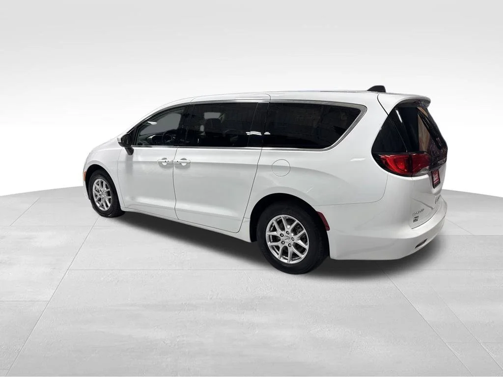 Used 2022 White Chrysler LX image 4